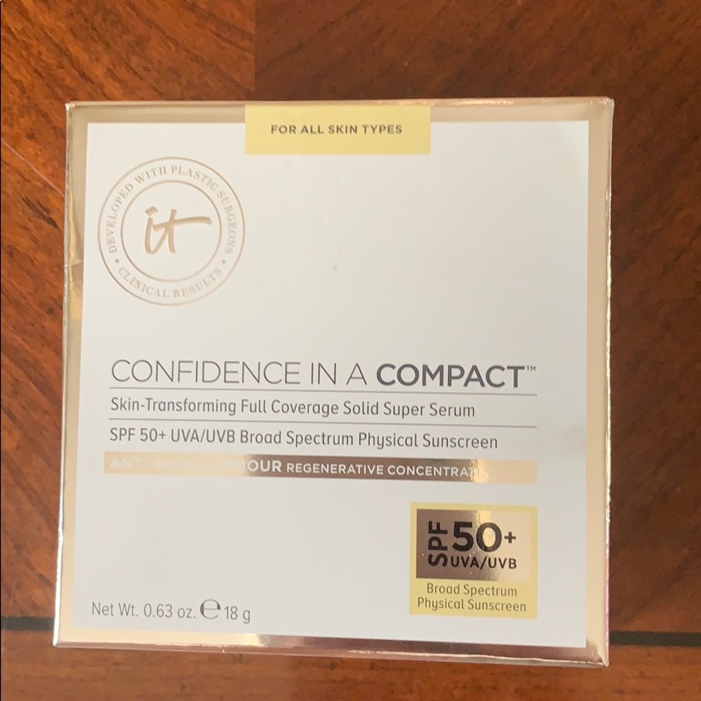 It Cosmetics Confidence in a Compact